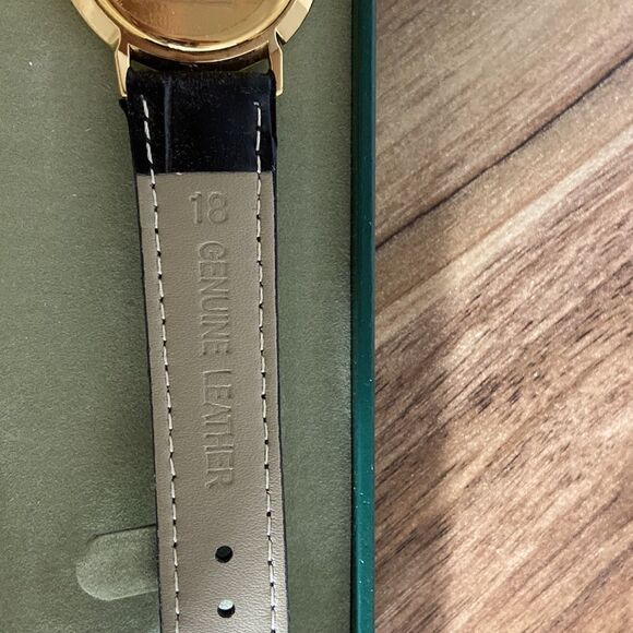 Gucci watch leather strap gold Roman numeral EUC - Picture 11 of 13